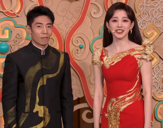 ！龙洋假睫毛贴歪了撒贝宁眉毛化飞了AG真人网蛇年春晚主持人妆容太抢镜(图2)