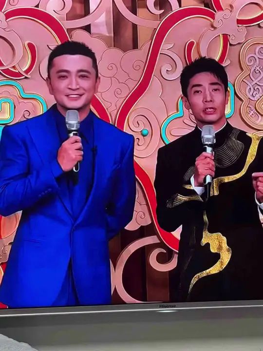 ！龙洋假睫毛贴歪了撒贝宁眉毛化飞了AG真人网蛇年春晚主持人妆容太抢镜