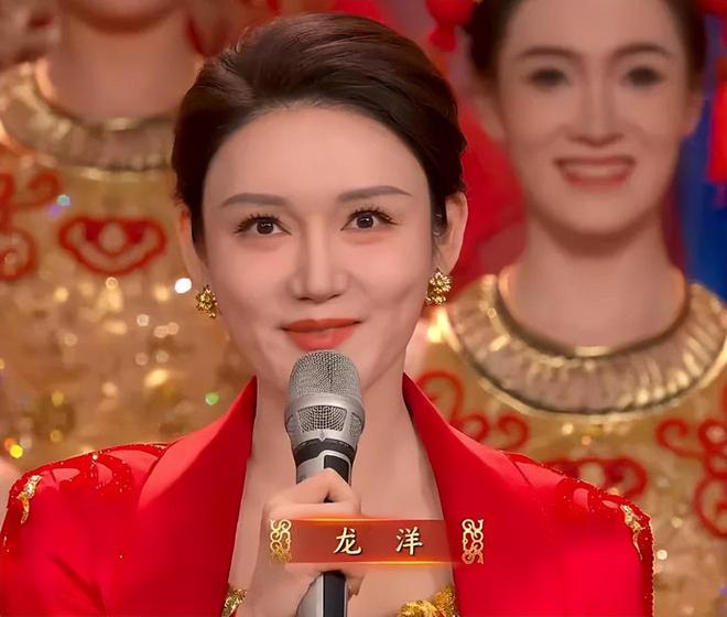 ！龙洋假睫毛贴歪了撒贝宁眉毛化飞了AG真人网蛇年春晚主持人妆容太抢镜(图4)