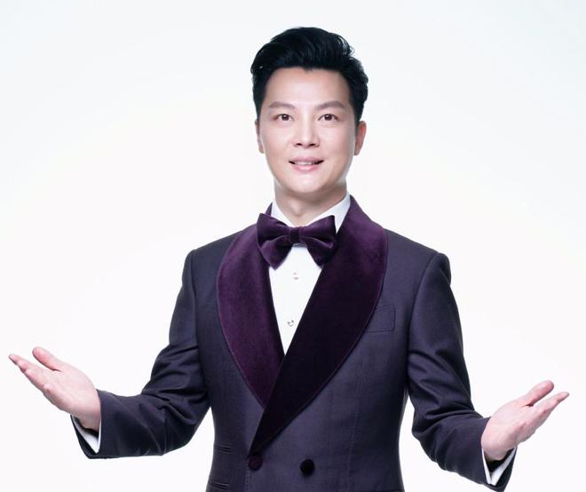 ！龙洋假睫毛贴歪了撒贝宁眉毛化飞了AG真人网蛇年春晚主持人妆容太抢镜(图12)