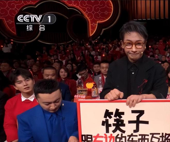 ！龙洋假睫毛贴歪了撒贝宁眉毛化飞了AG真人网蛇年春晚主持人妆容太抢镜(图10)
